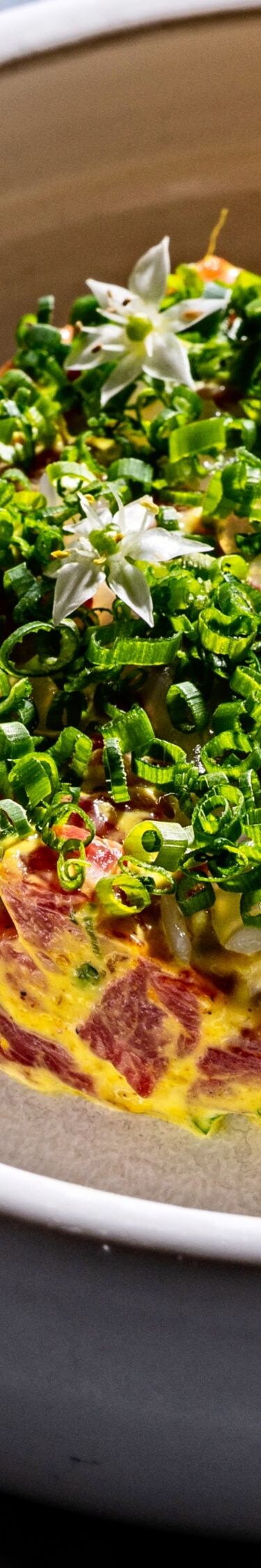 Curried beef tartare with herbs and crisps