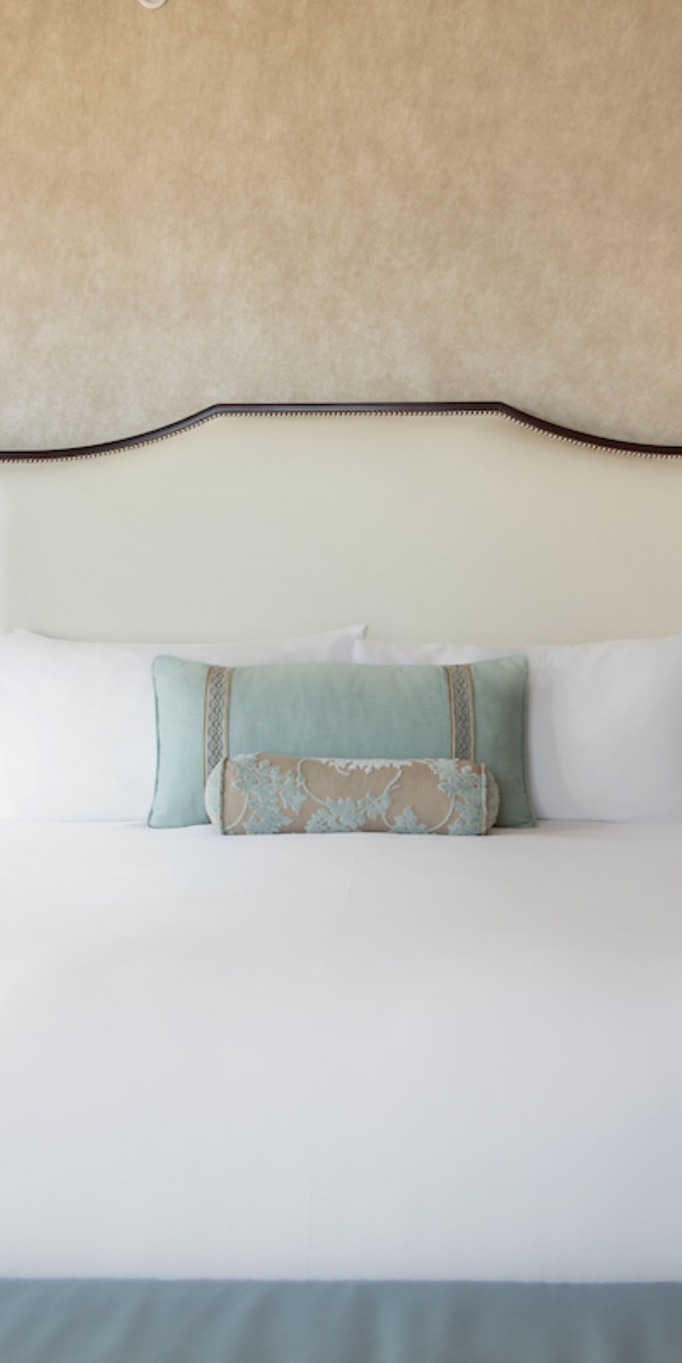 Premier king bed with bedside tables and lamps