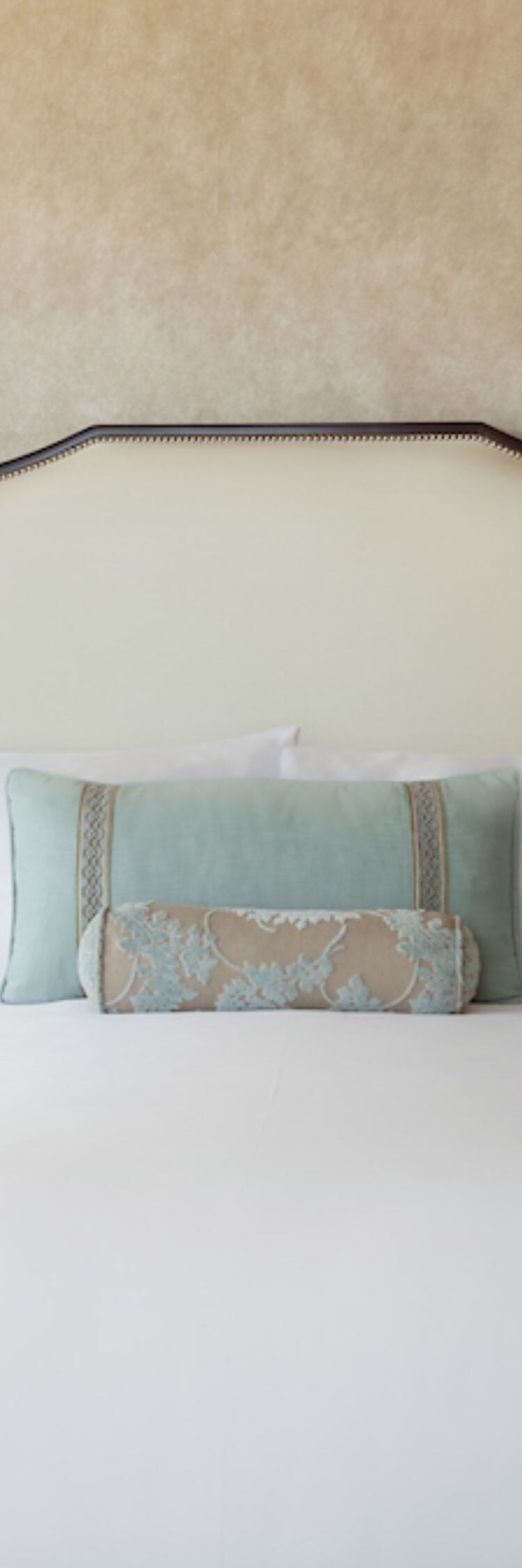 Premier king bed with bedside tables and lamps