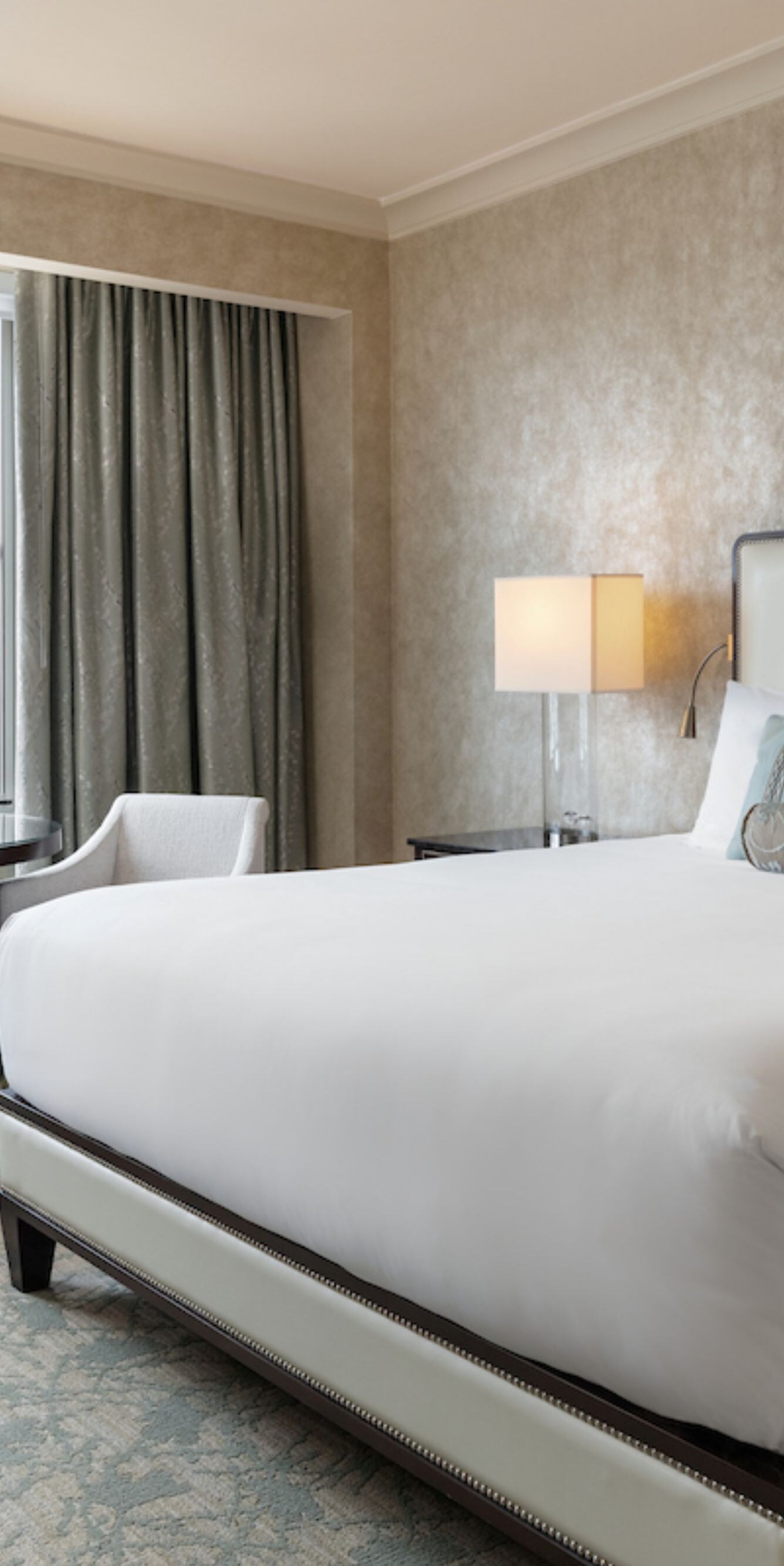 Deluxe king room with seating area and city views