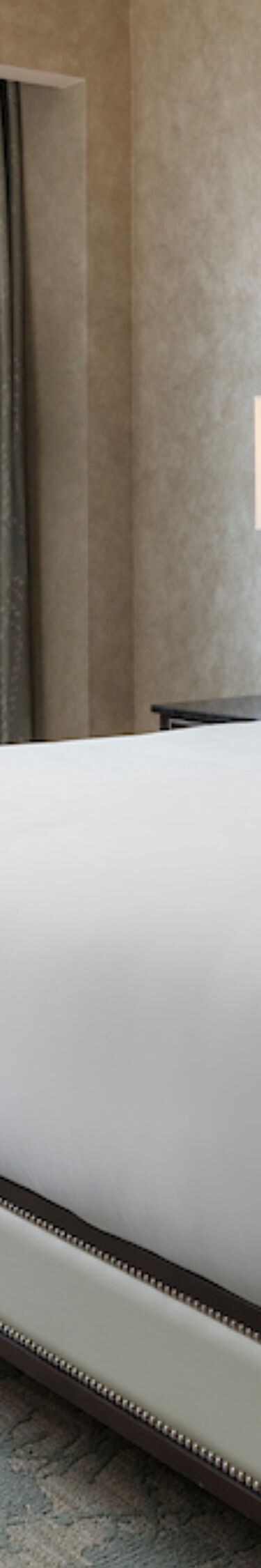 Deluxe king room with seating area and city views