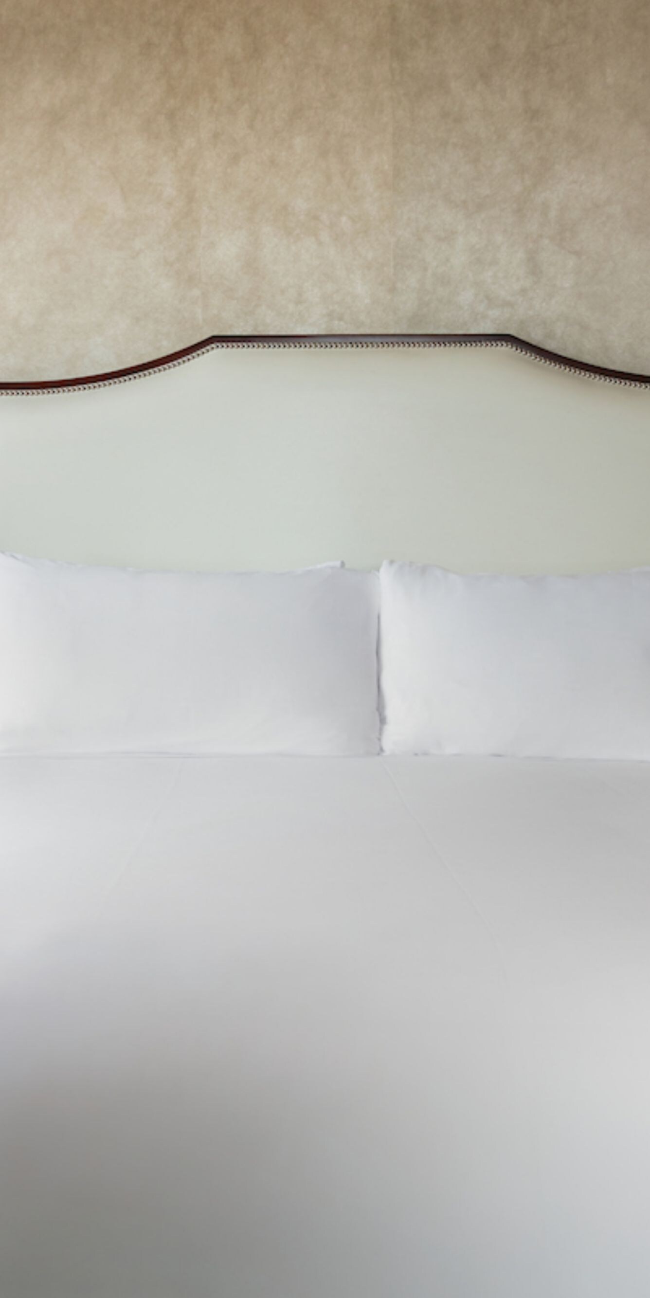 Premier king bed with bedside lamps