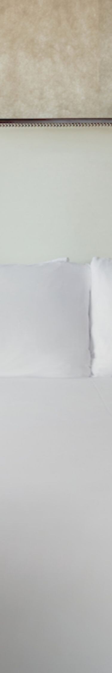 Premier king bed with bedside lamps