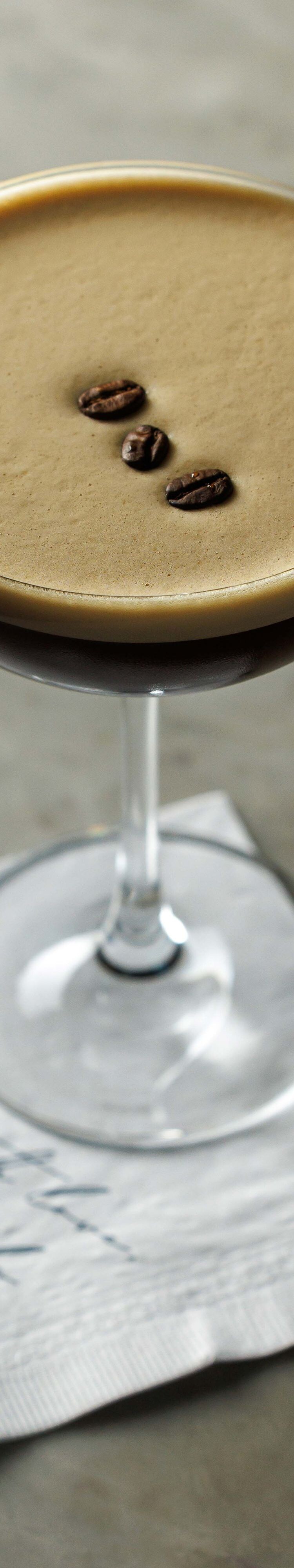 Espresso Martini servi sur une table en marbre chez Isabelle