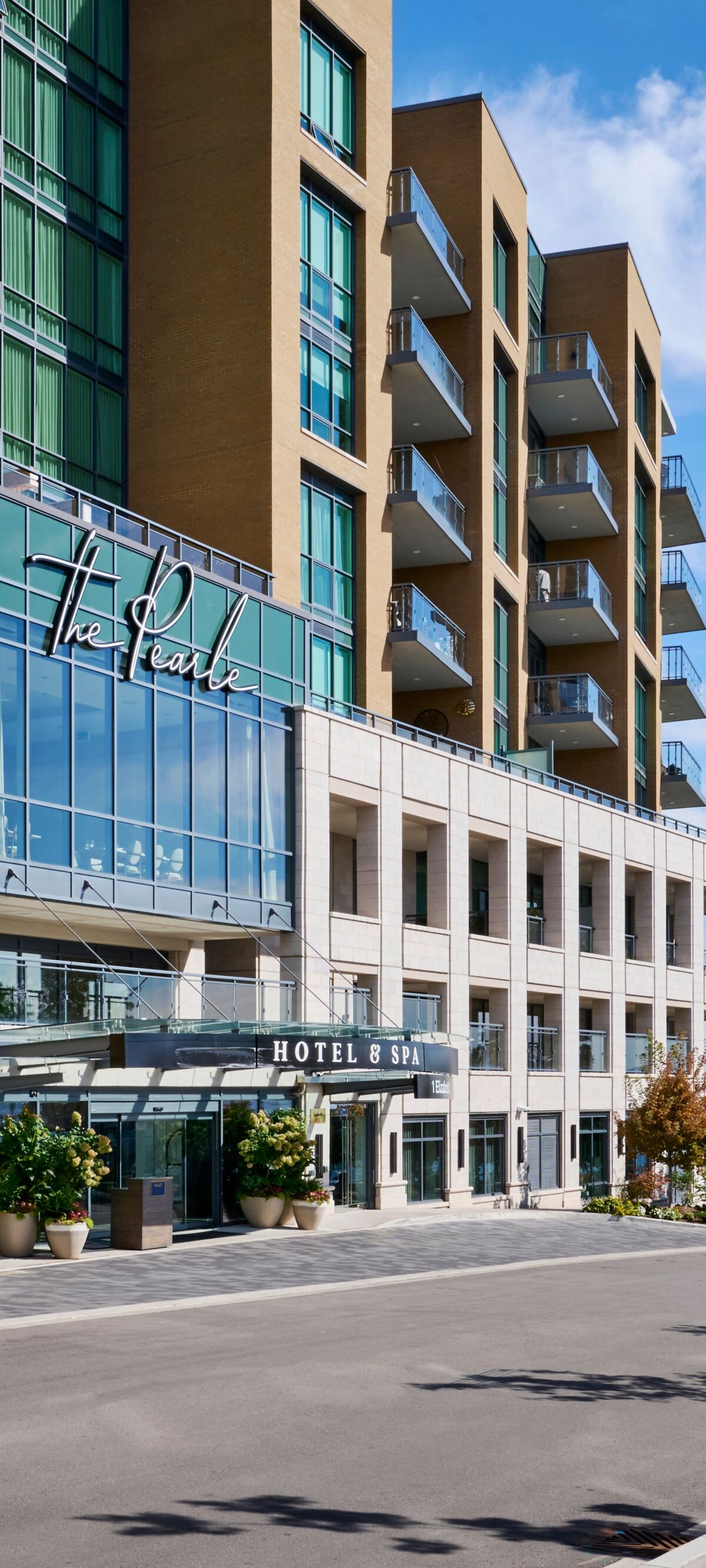 Extérieur de l’hôtel en journée.