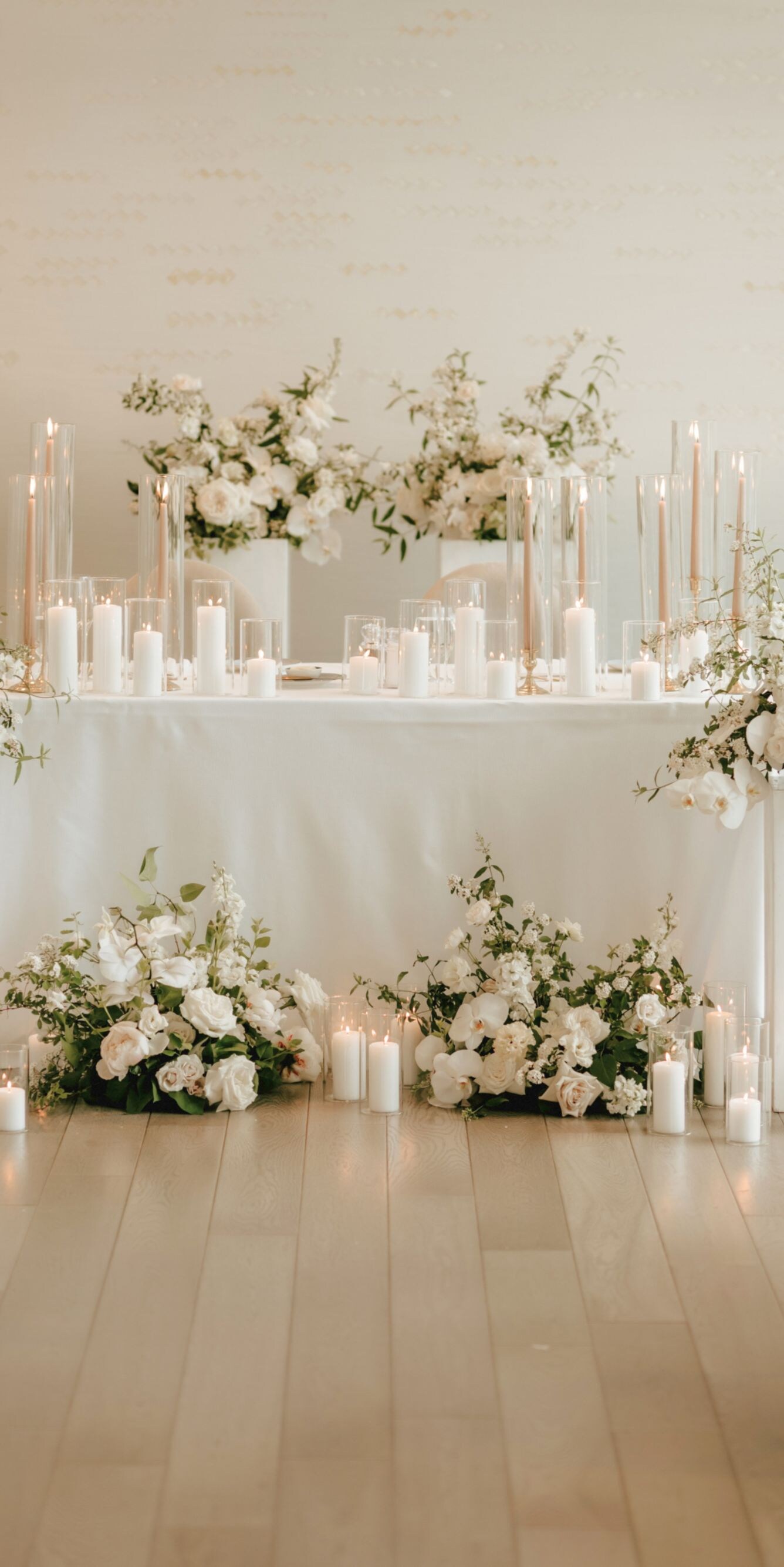 Un point focal romantique encadré par la lumière des bougies. 