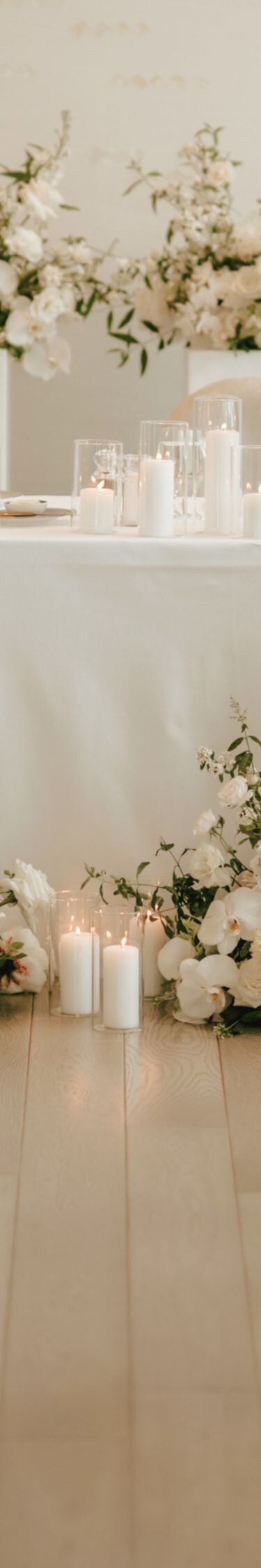 Un point focal romantique encadré par la lumière des bougies. 