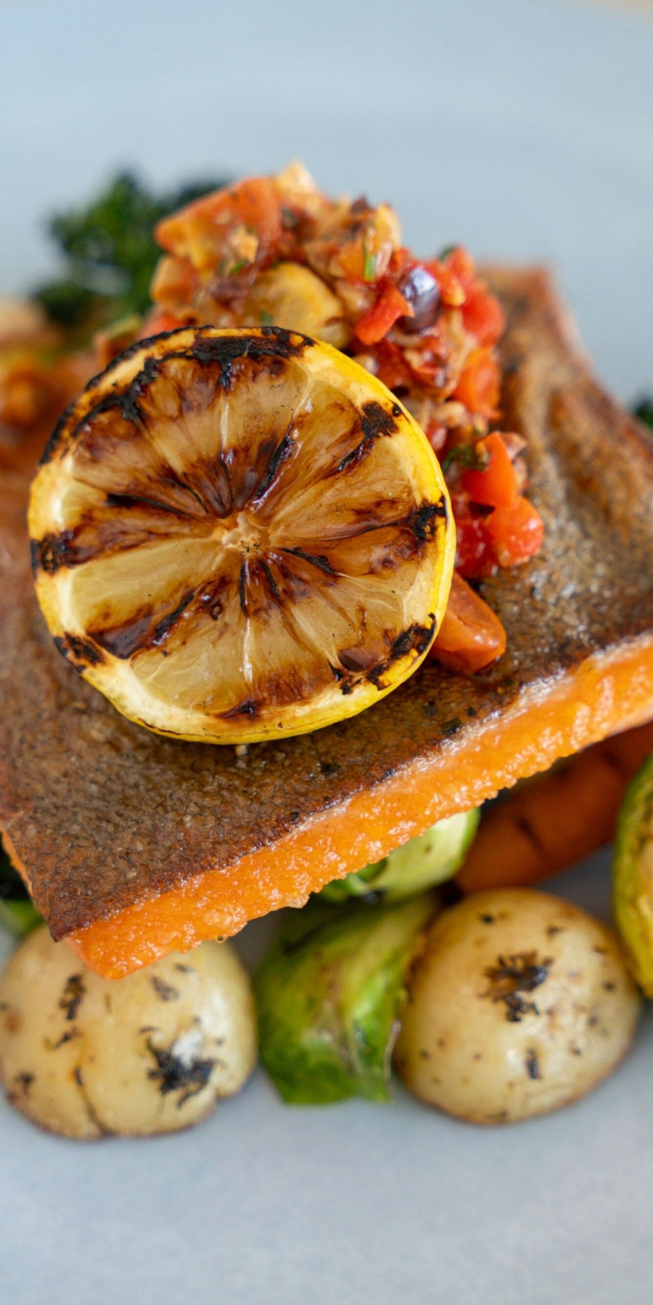 Saumon poêlé avec citron grillé et légumes