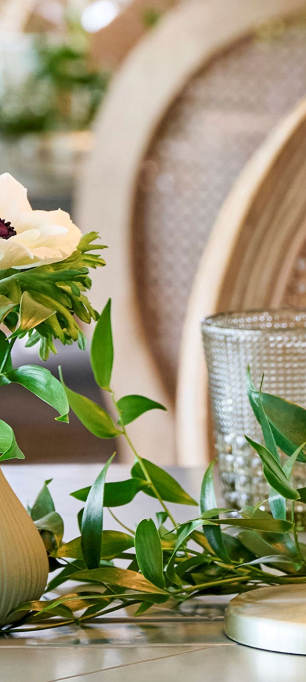Petit vase orné de détails dorés sur une table