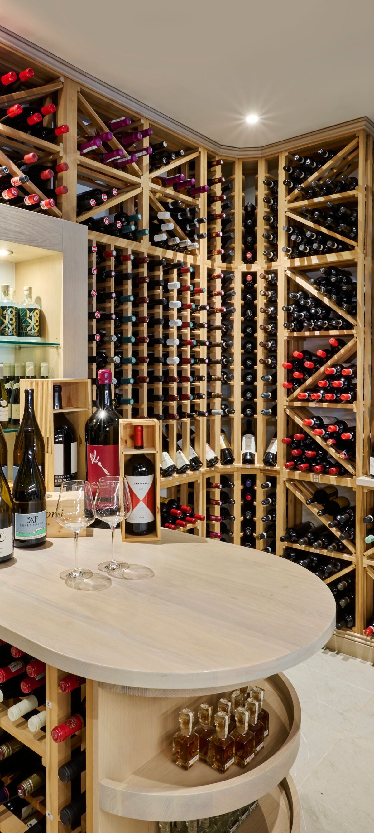 cave à vin contenant différents vins