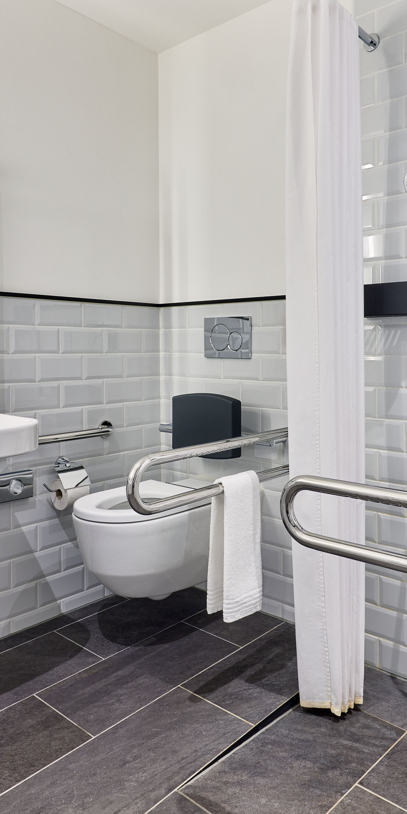 Barrierefreies Hotelbadezimmer mit Dusche