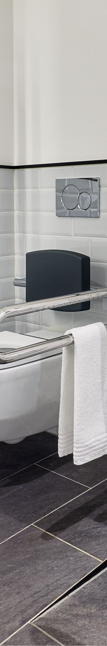 Barrierefreies Hotelbadezimmer mit Dusche