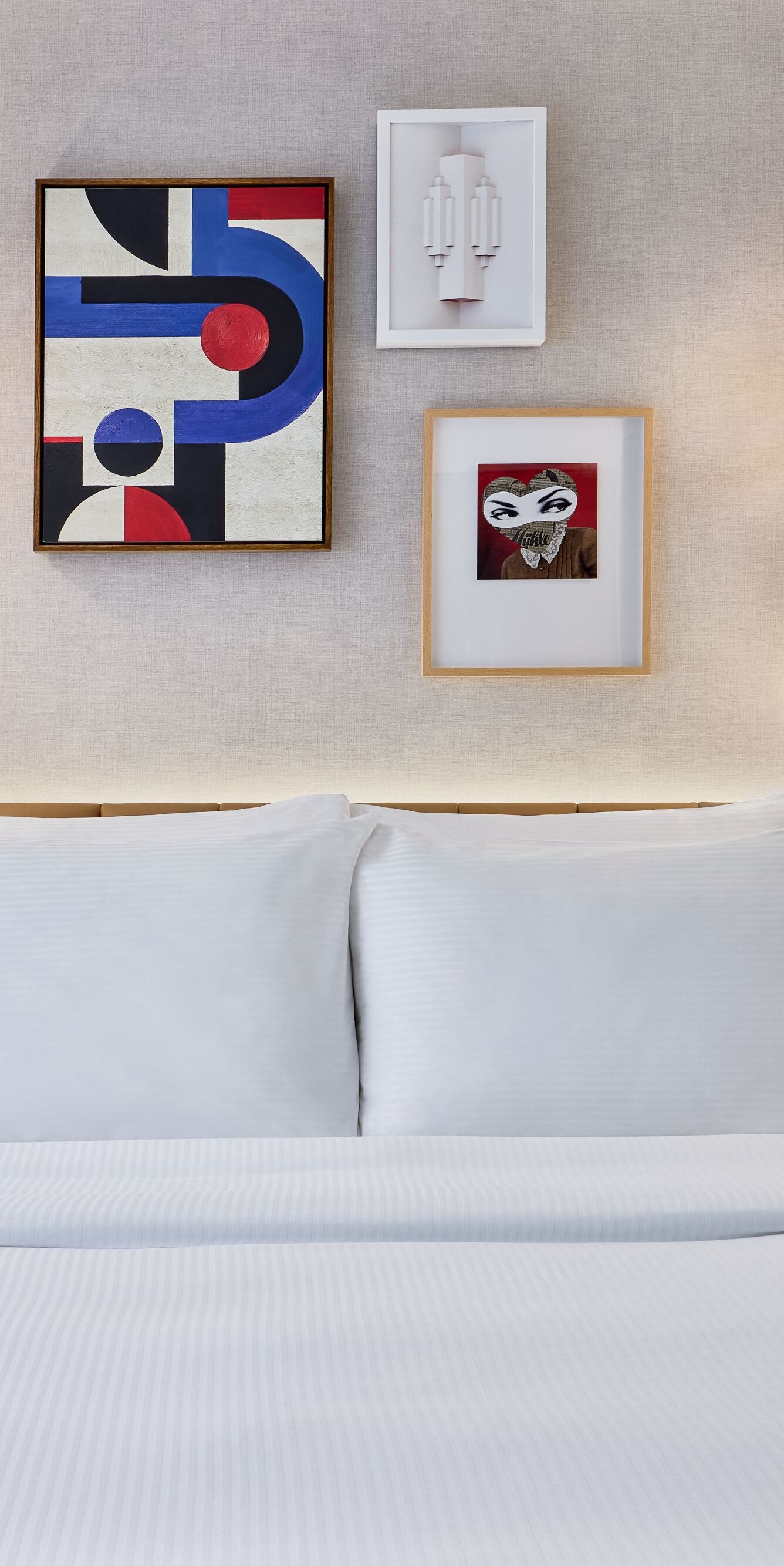 Hotelbett mit Nachttisch