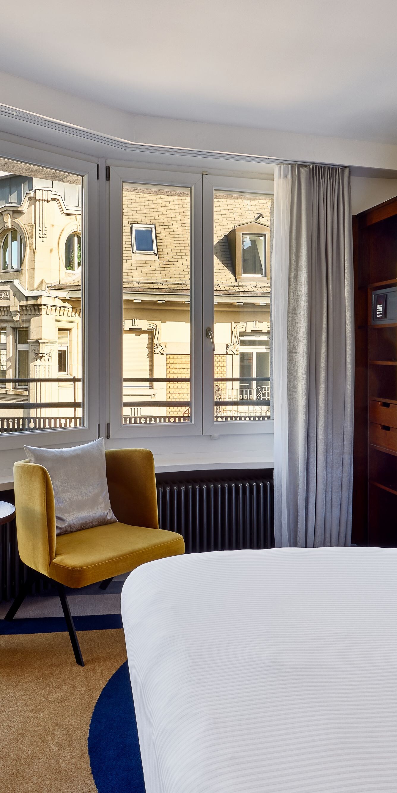 Ecksuite – Schlafzimmer mit Fenstern
