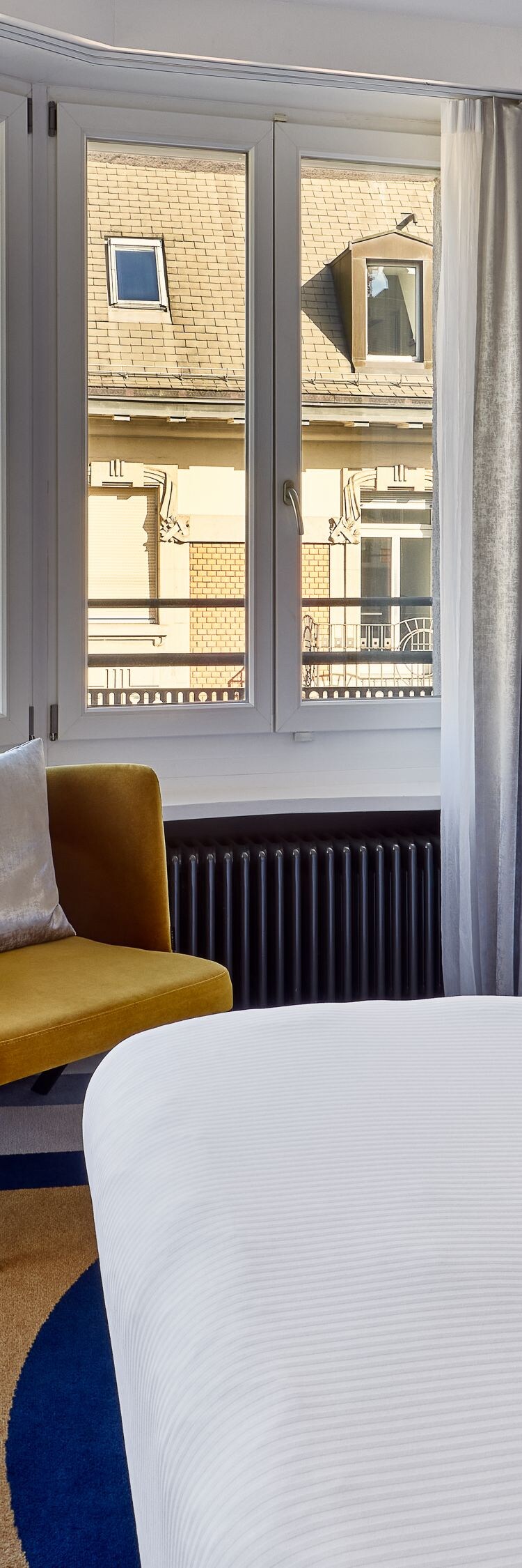 Ecksuite – Schlafzimmer mit Fenstern