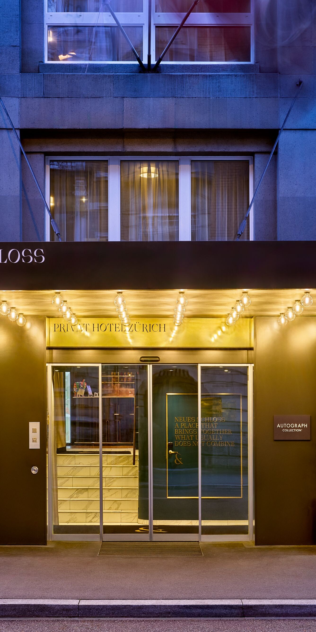 Außenansicht des Hotels bei Nacht