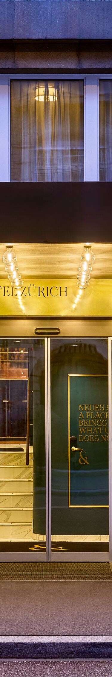 Außenansicht des Hotels bei Nacht