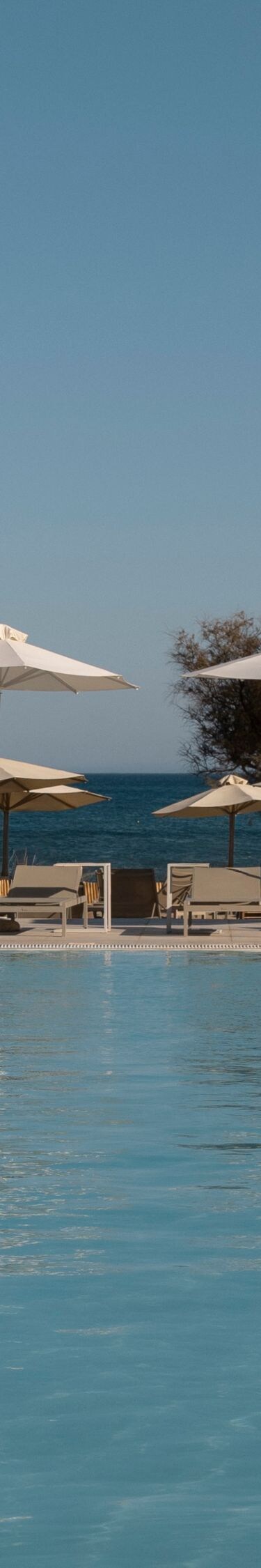 κεντρική πισίνα δίπλα στη θάλασσα