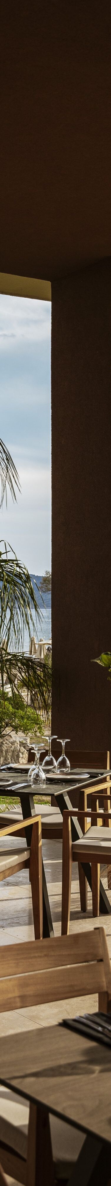 διάταξη εστιατορίου με τραπέζια και καρέκλες