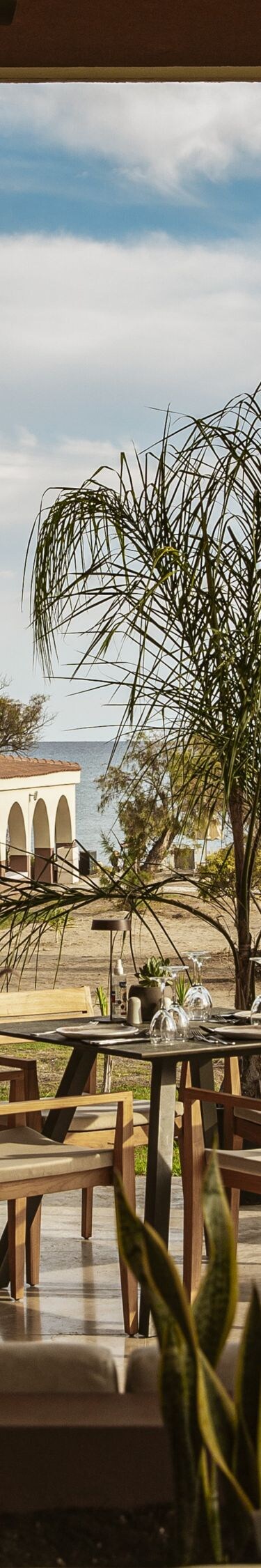 διάταξη εξωτερικού εστιατορίου με καρέκλες και τραπέζια