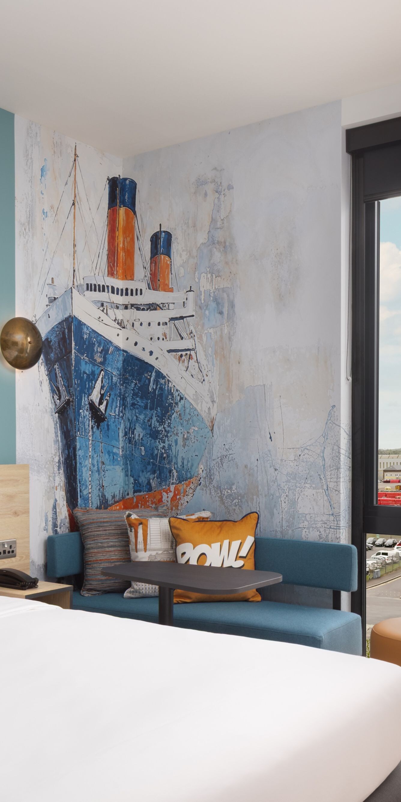 Queen Guestroom with view of cranes
