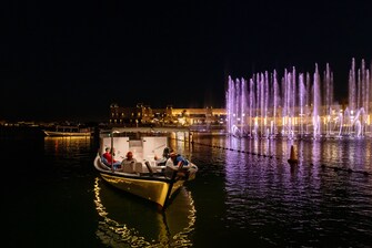 جولة ليلية بالقارب