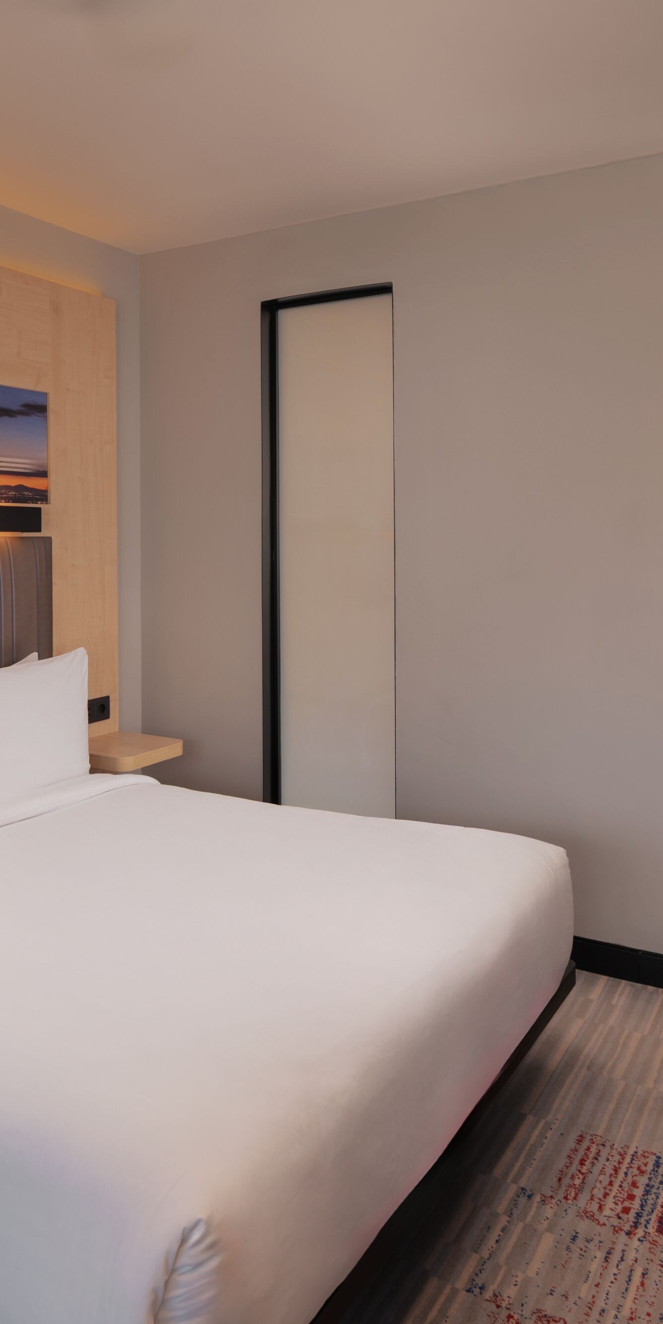 Dormitorio con cama tamaño Queen 