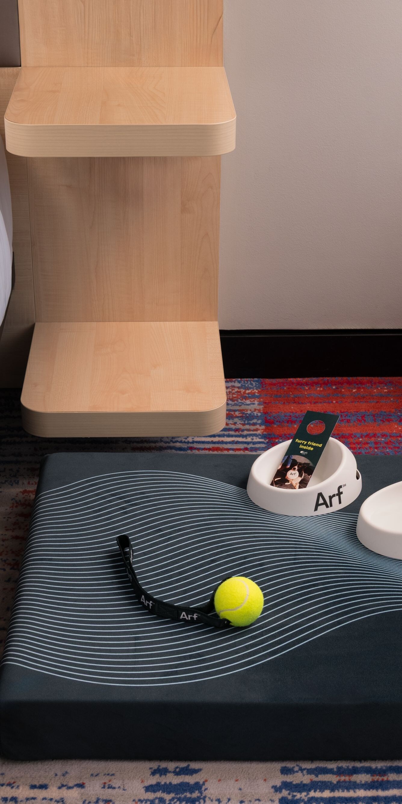 Dormitorio con comodidades y cama para mascotas