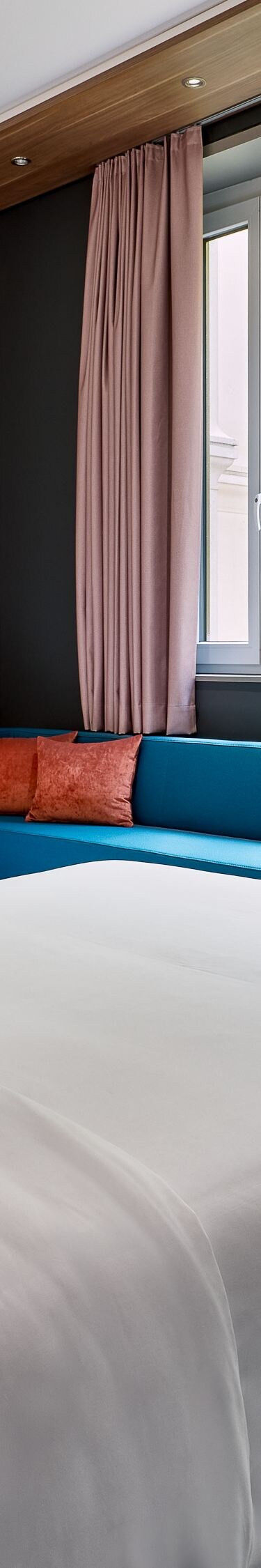  Chambre avec 2 lits simples, canapé et bureau