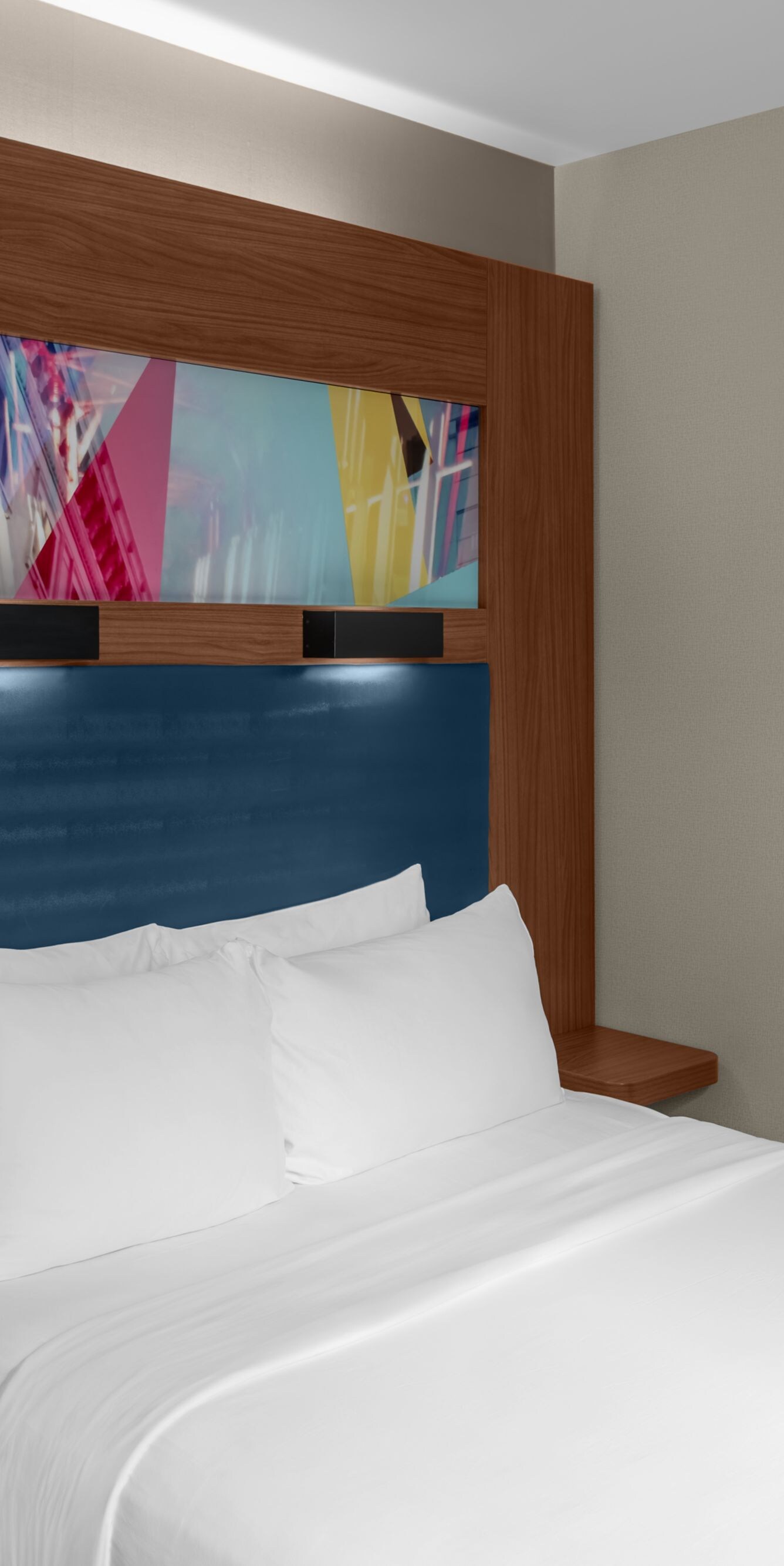 Guest room with queen bed and headboard