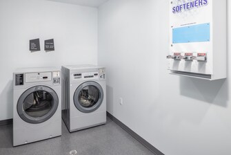 lavandería con lavadora y secadora