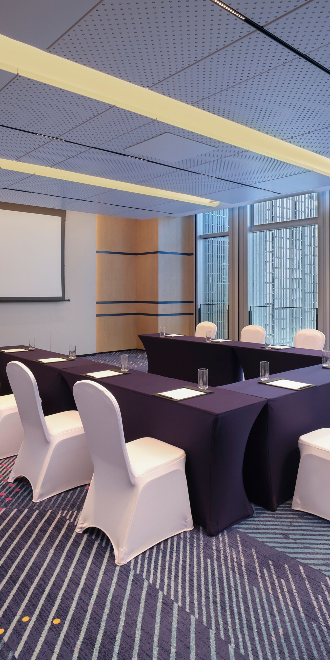 Small meeting room, U-shape setup