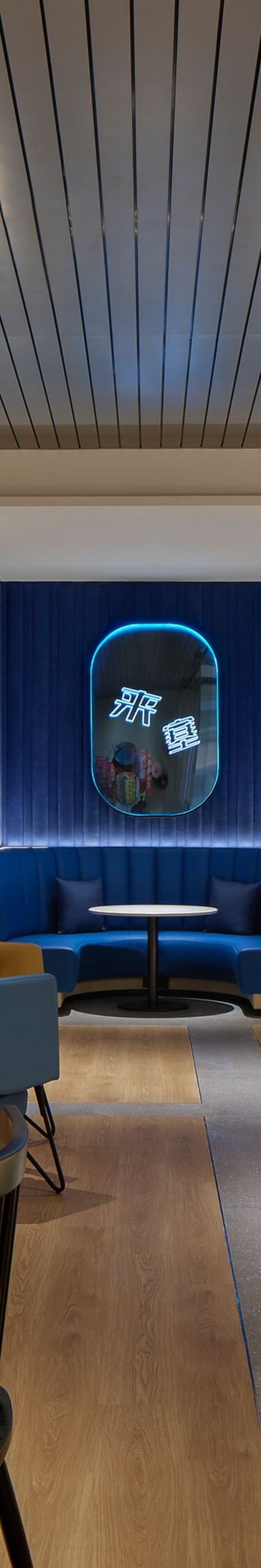W XYZ BAR Area seating