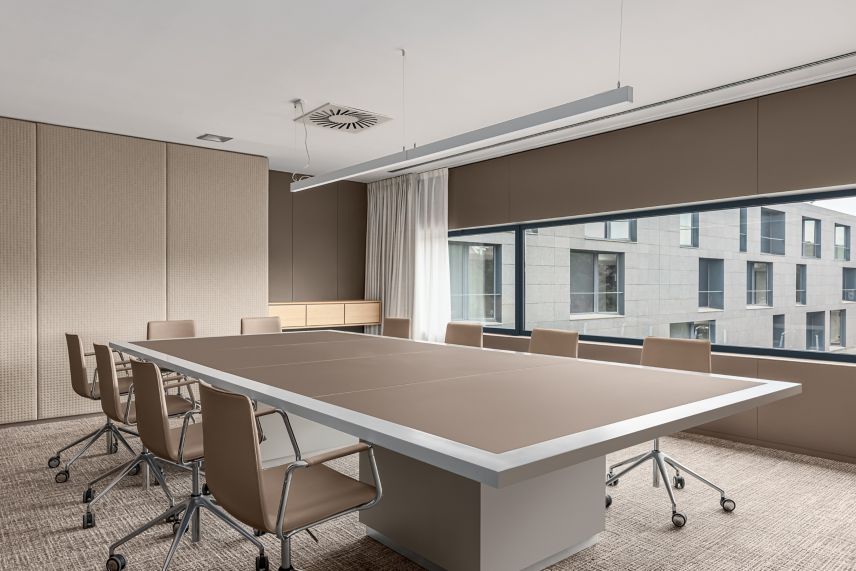 Sala de reuniones, mesa grande y elegante y sillas grandes