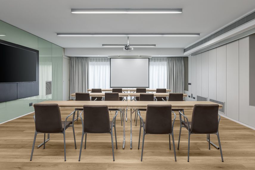 Sala de reuniones, mesas y sillas en disposición de aula