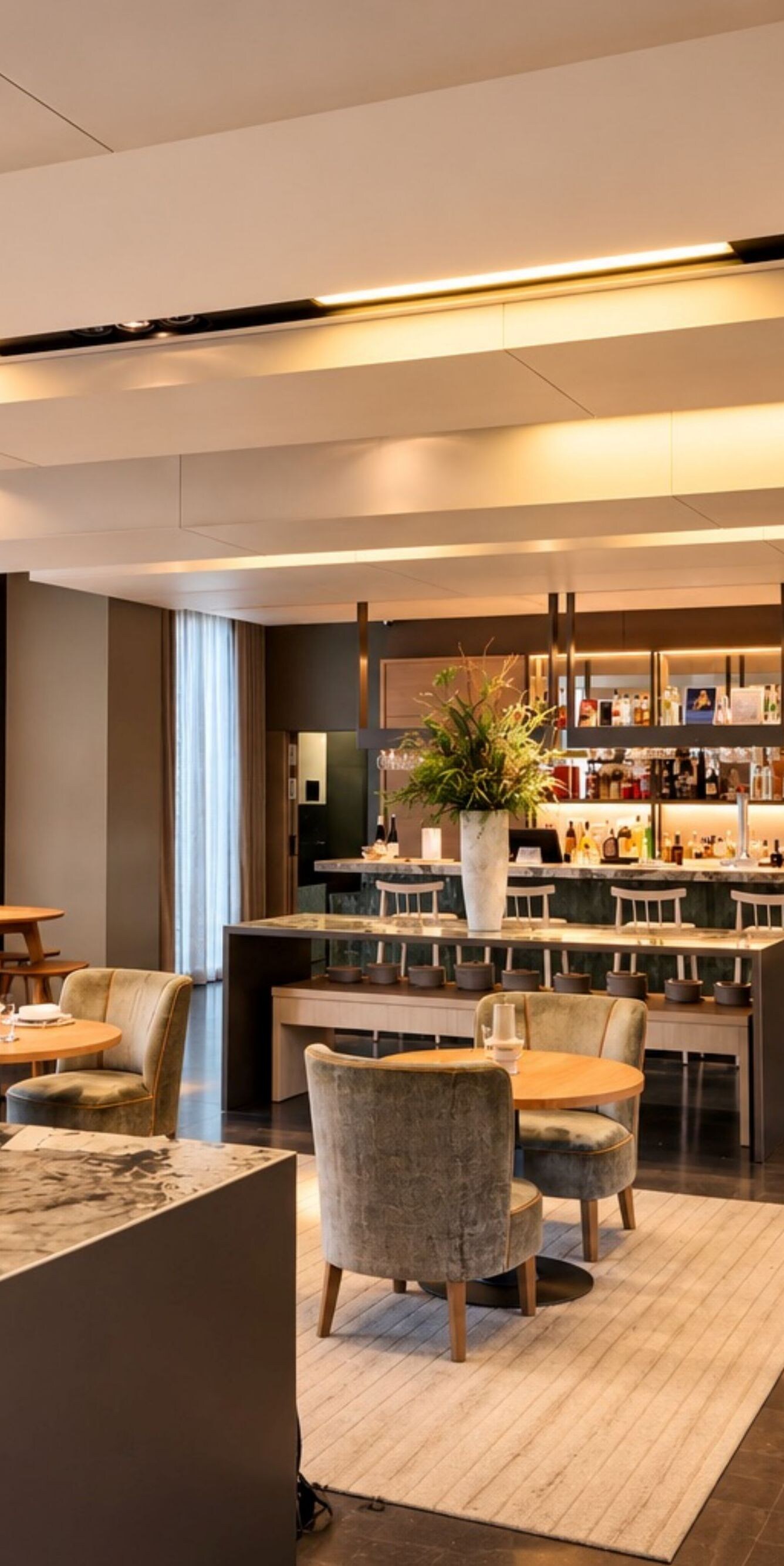 Restaurante del hotel con variedad de asientos y barra