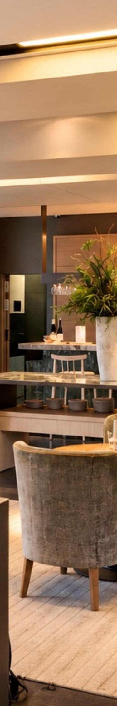Restaurante del hotel con variedad de asientos y barra