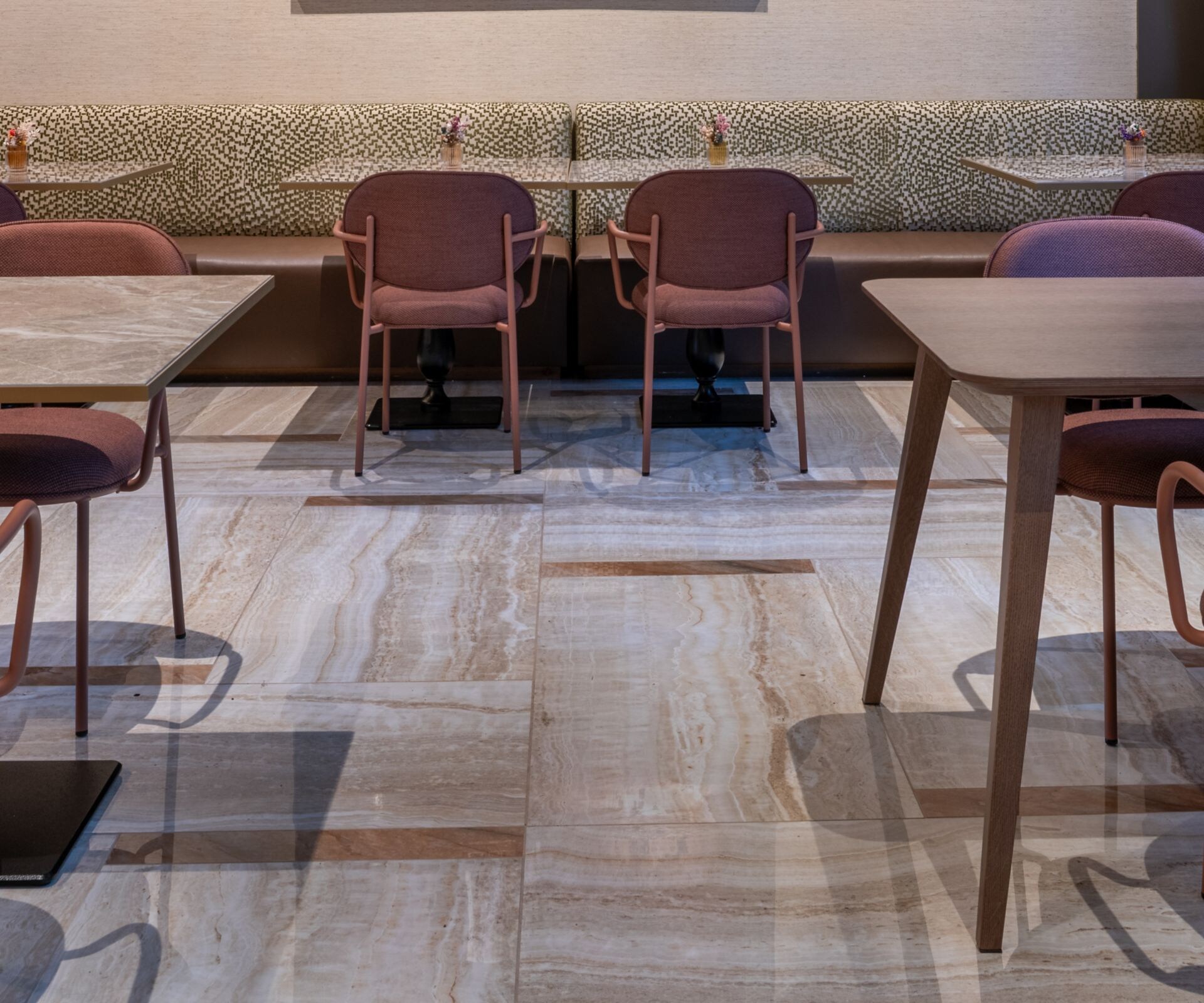 Moderne Lounge mit Tischen und gepolsterten Sitzen