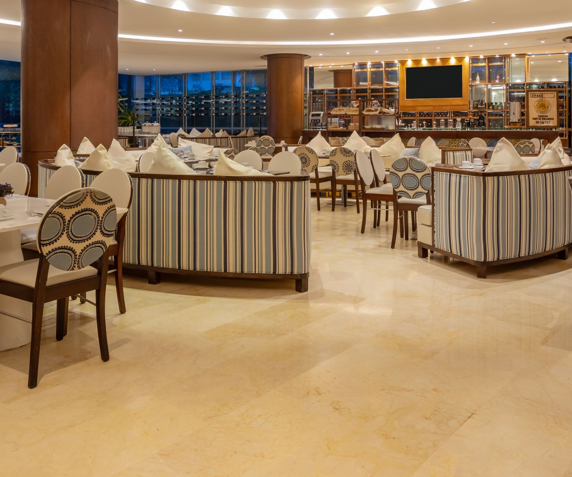 Área de asientos del restaurante