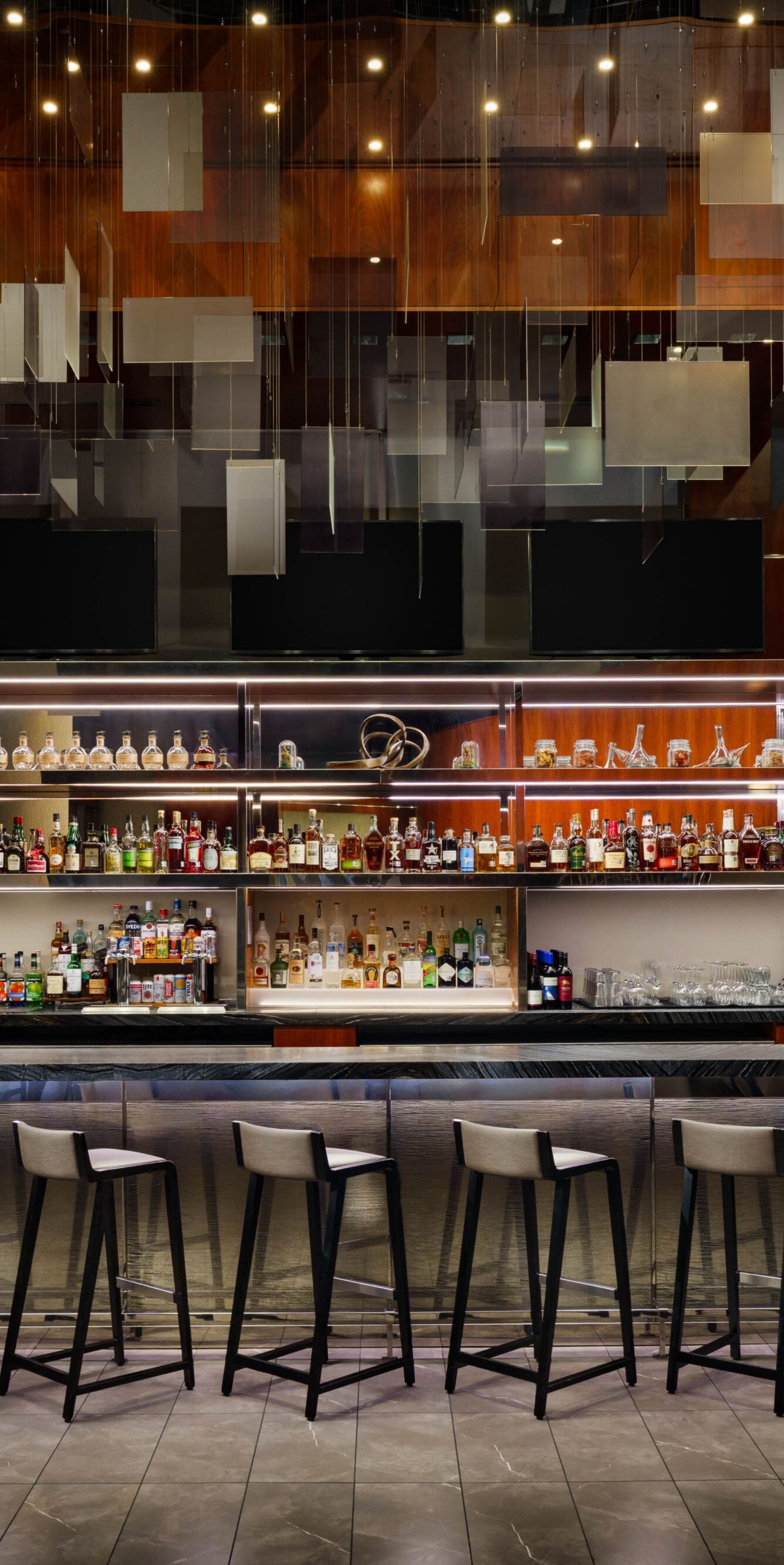 Un elegante y moderno bar del lounge del hotel.