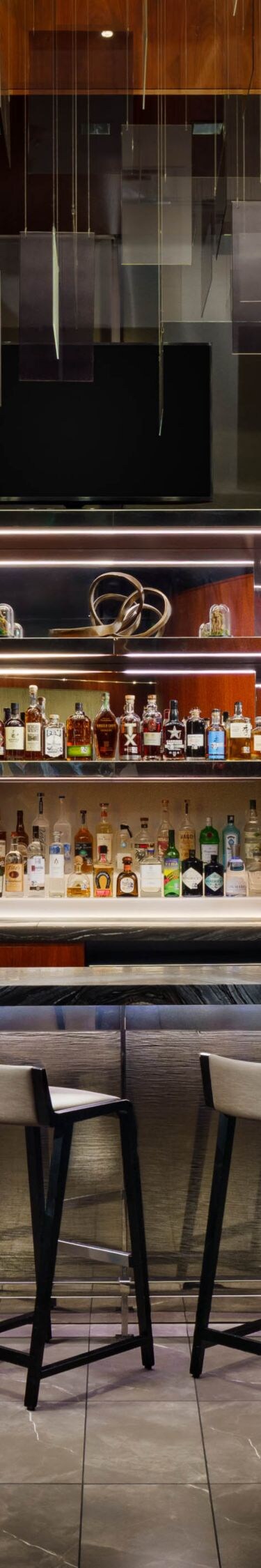 Un elegante y moderno bar del lounge del hotel.