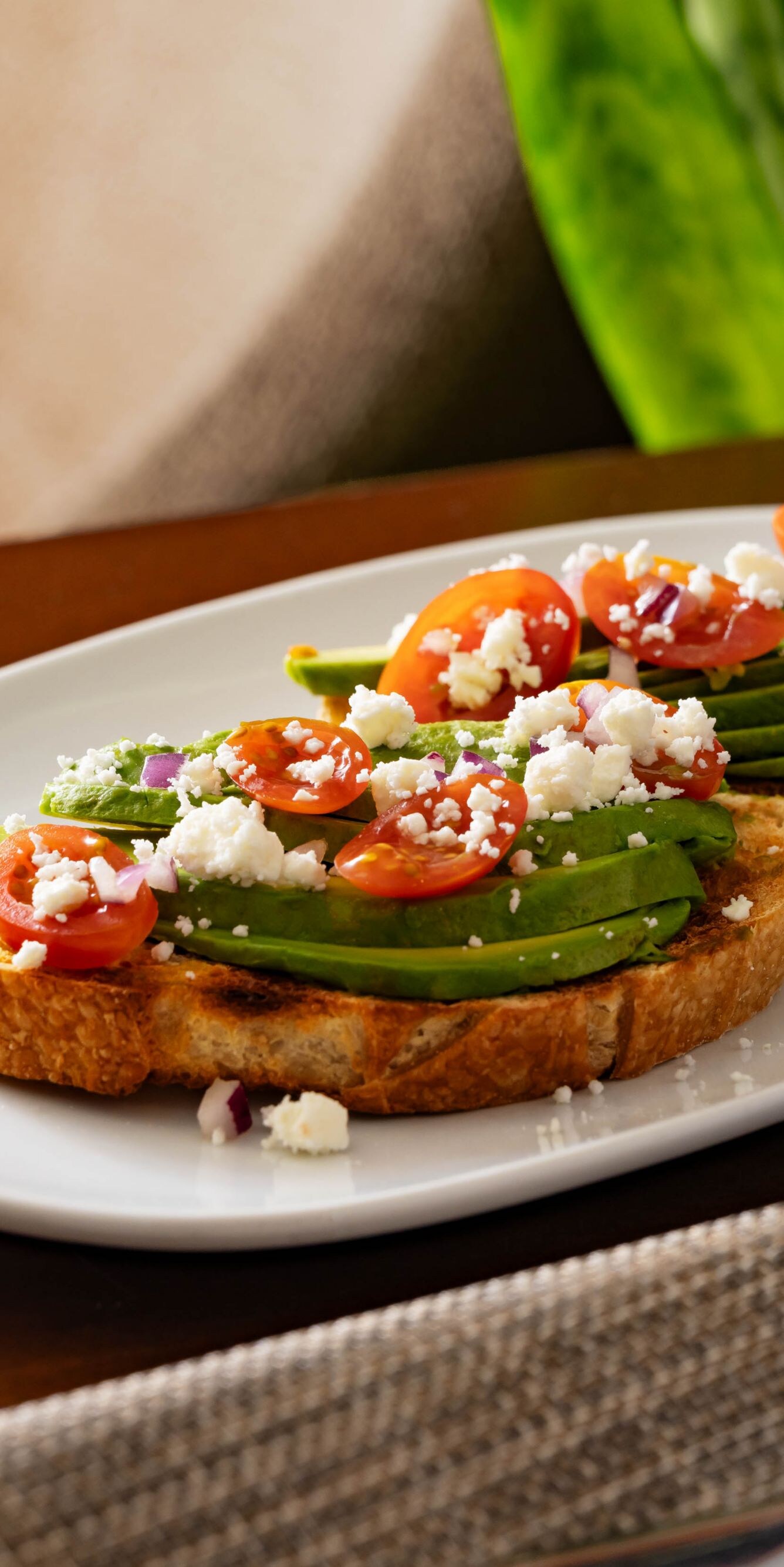 Tostada de aguacate sobre una mesa.