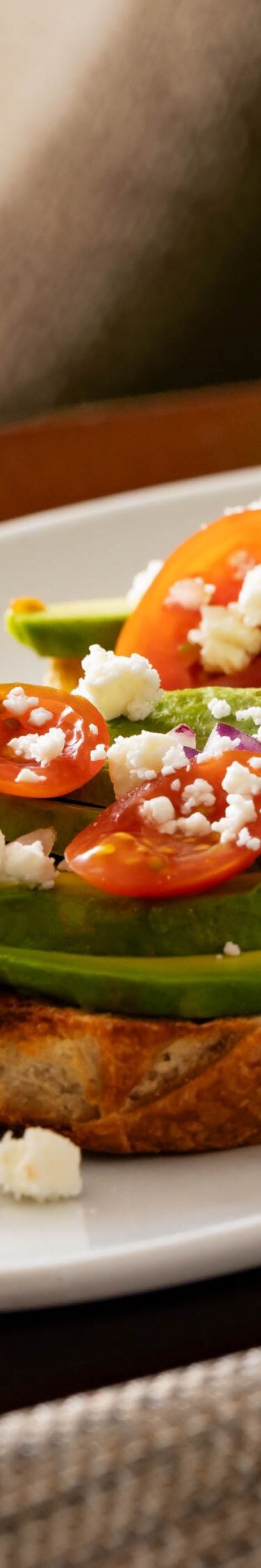Tostada de aguacate sobre una mesa.