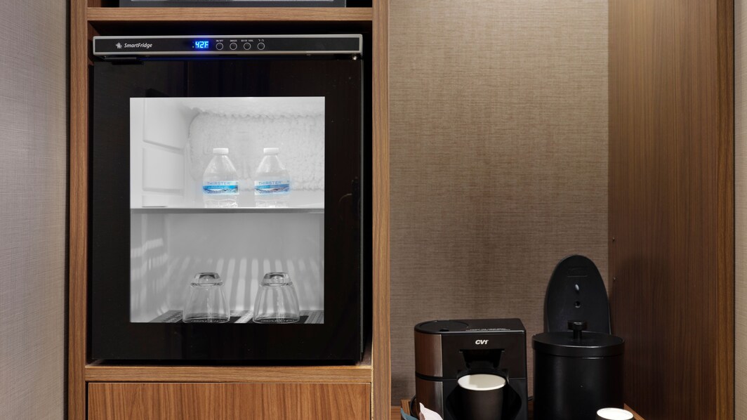 Mini-refrigerador, estación de café en la habitación.