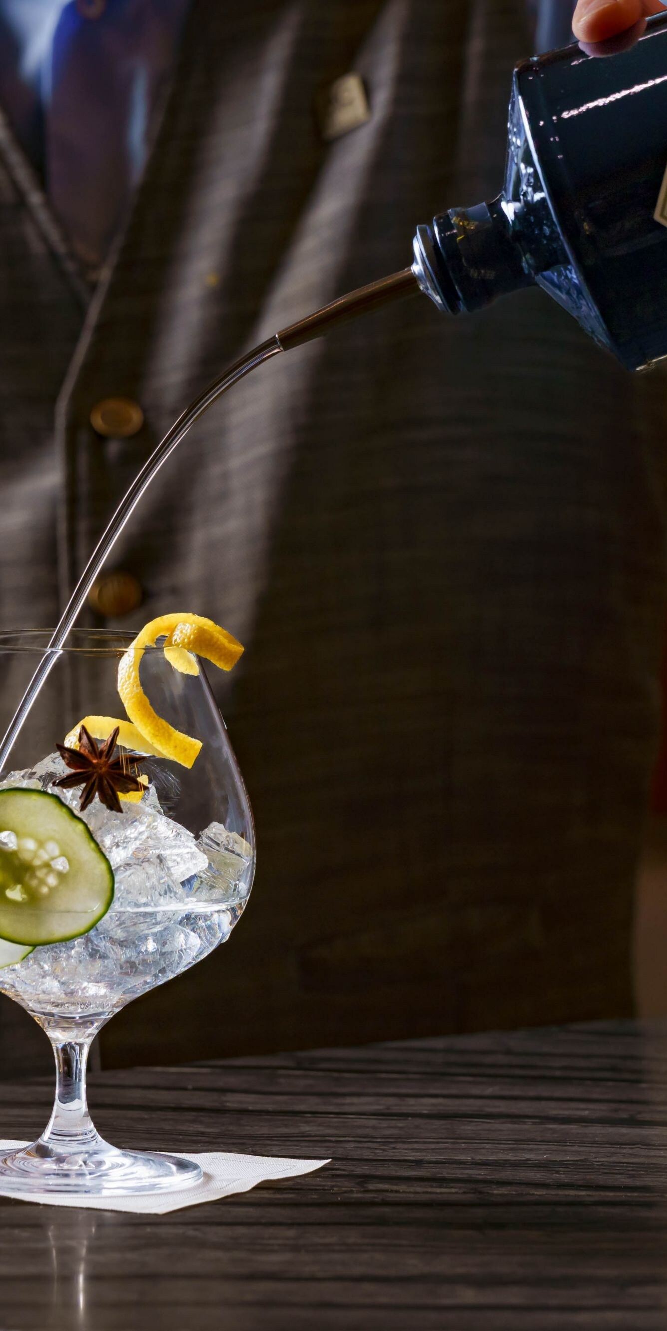 Sirviendo ginebra Hendrick's en una copa.