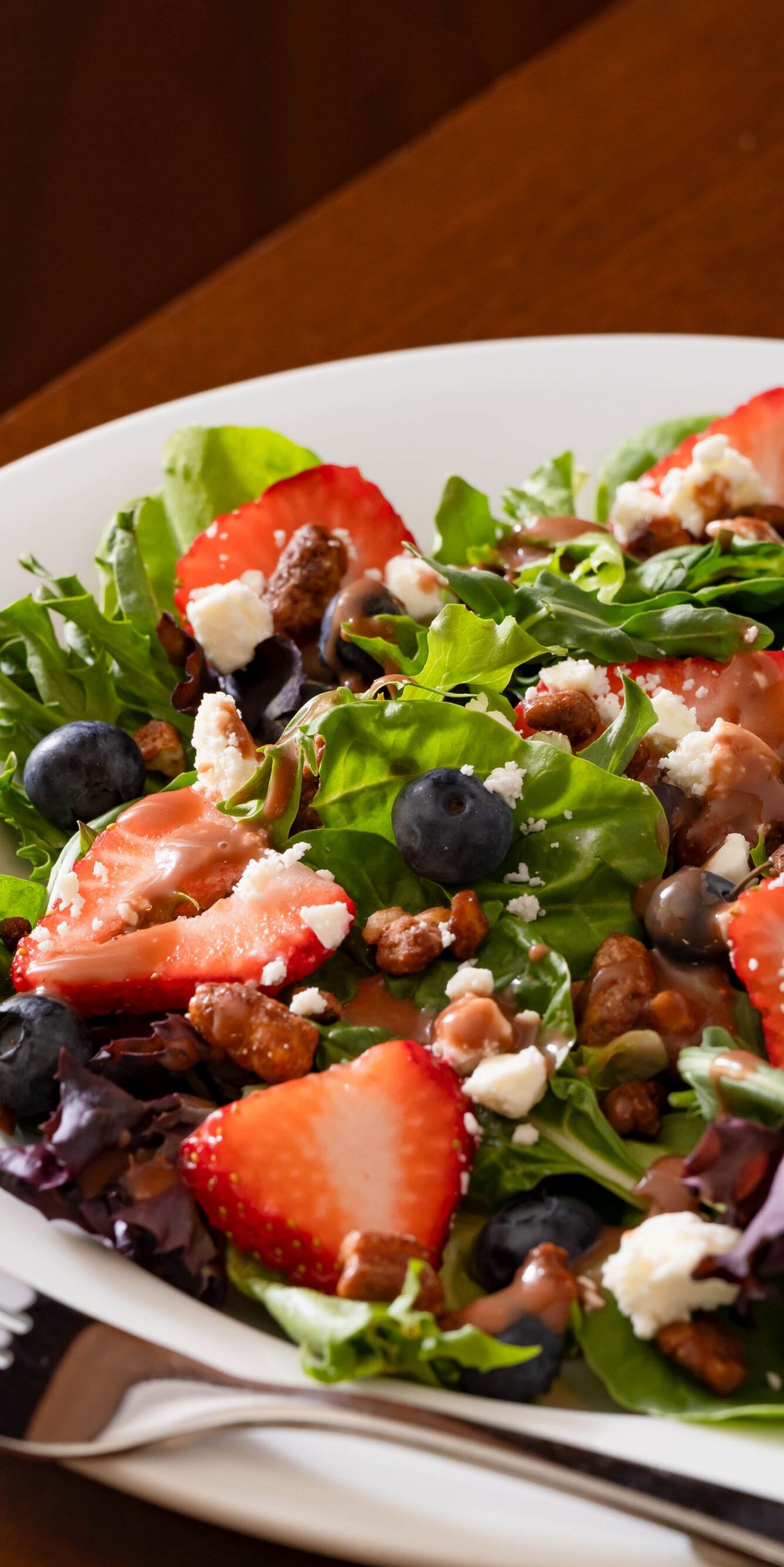 Una ensalada de fresas sobre una mesa.