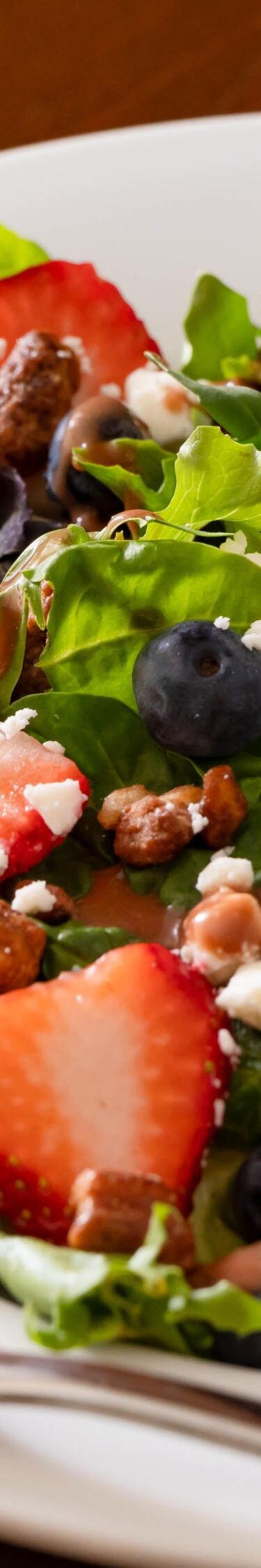 Una ensalada de fresas sobre una mesa.