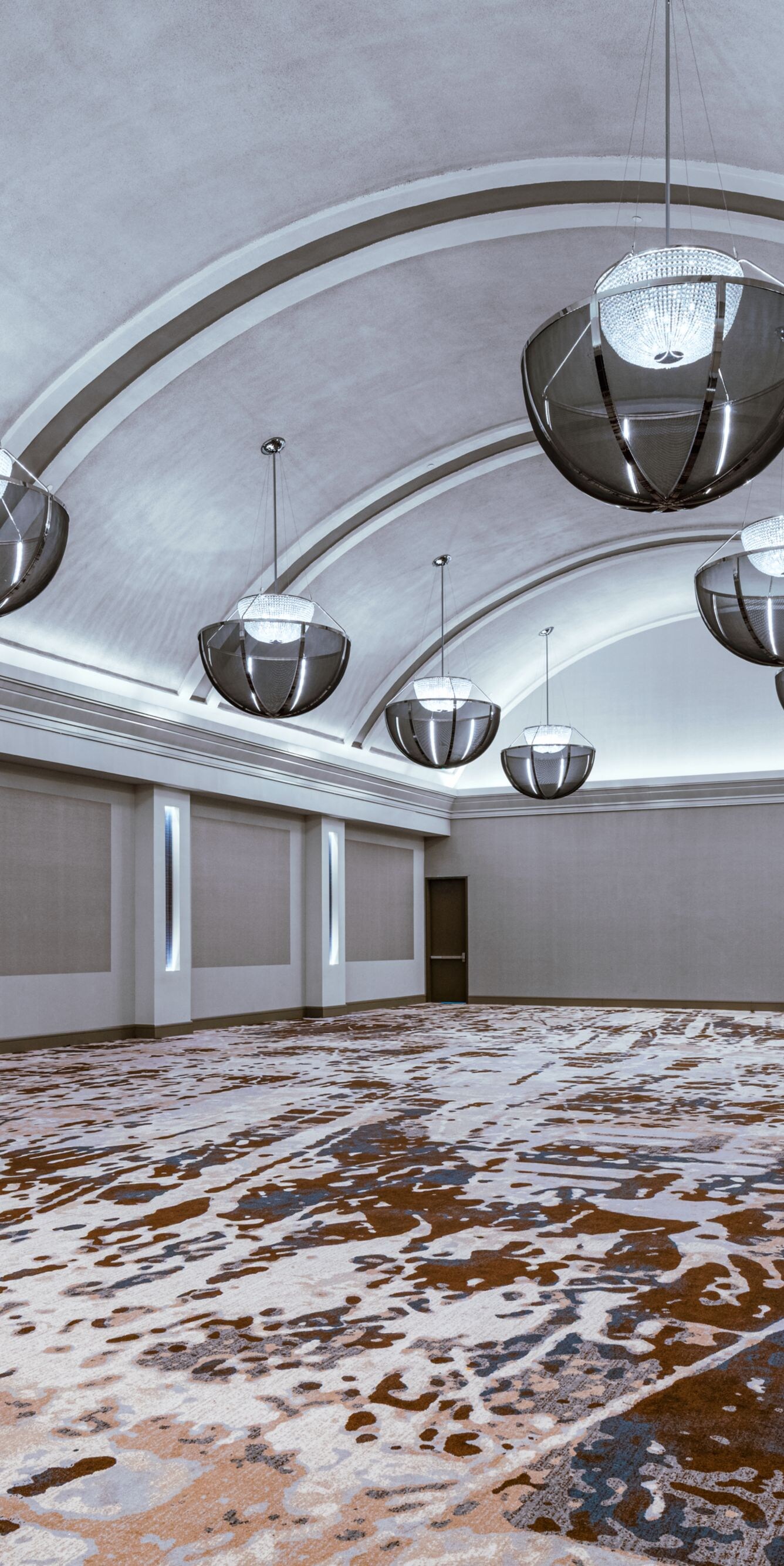 Salón vacío con candelabros y alfombra estampada