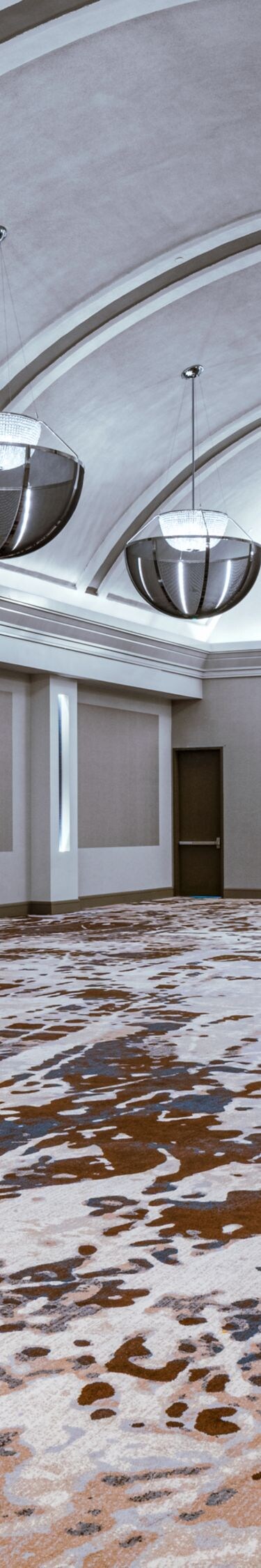 Salón vacío con candelabros y alfombra estampada