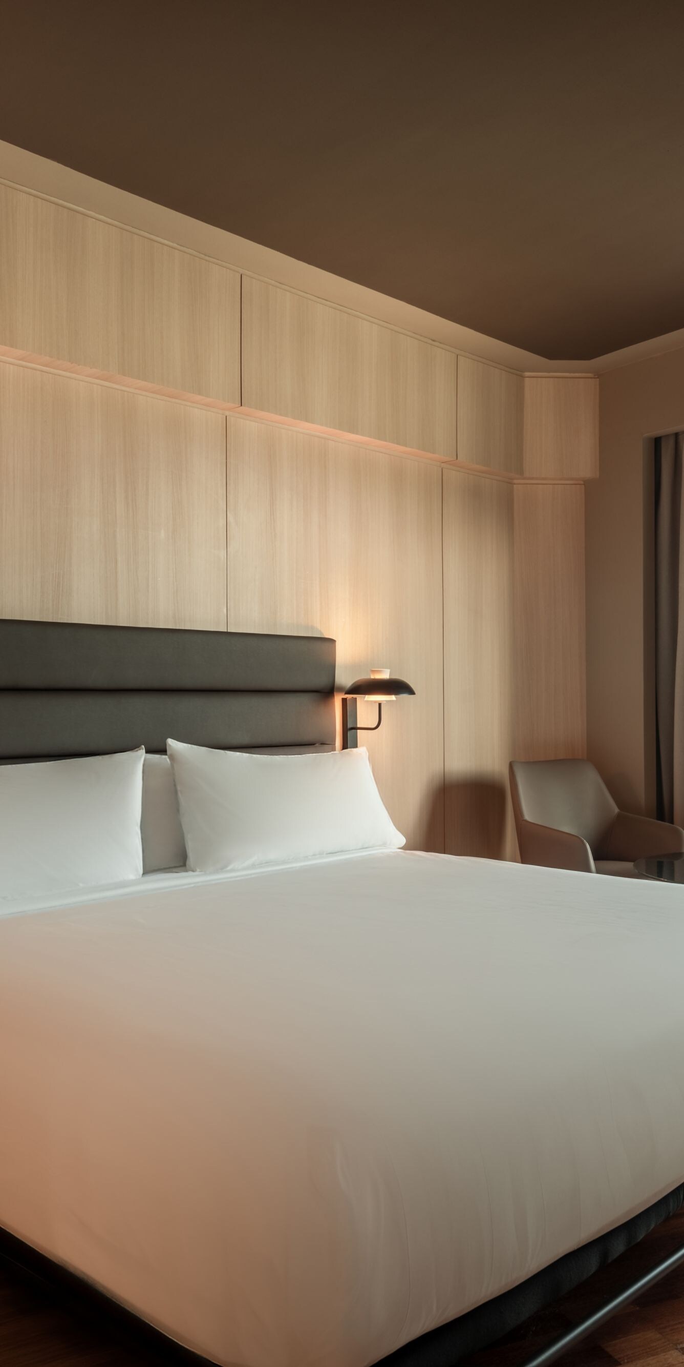 King guest room with balcony and sea view